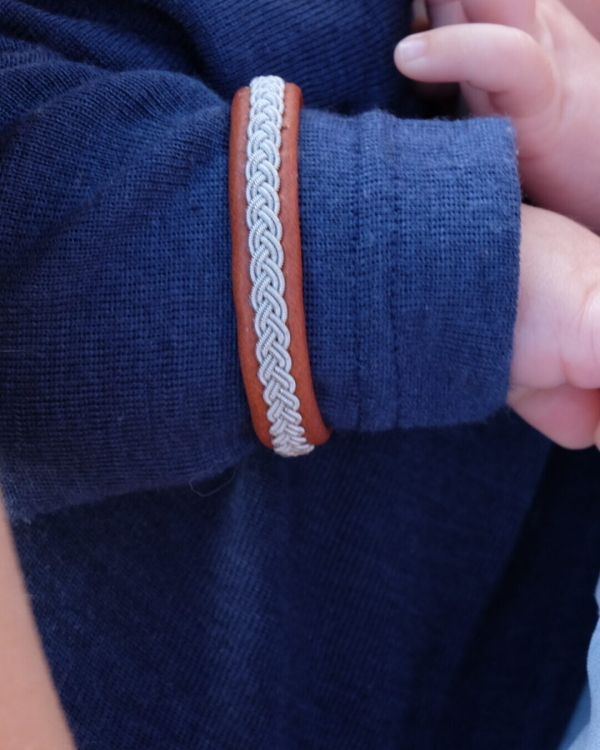 Tenntrådsarmband - Baby - Ljusbrunt naturgarvat renskinn - Trefläta