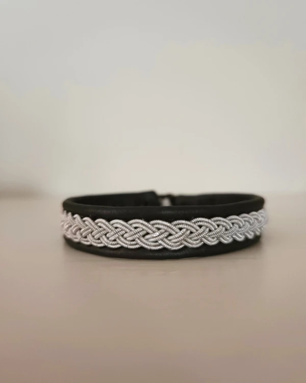 Tenntrådsarmband - Vuxen - Mörkbrunt naturgarvat renskinn - Fyrfläta