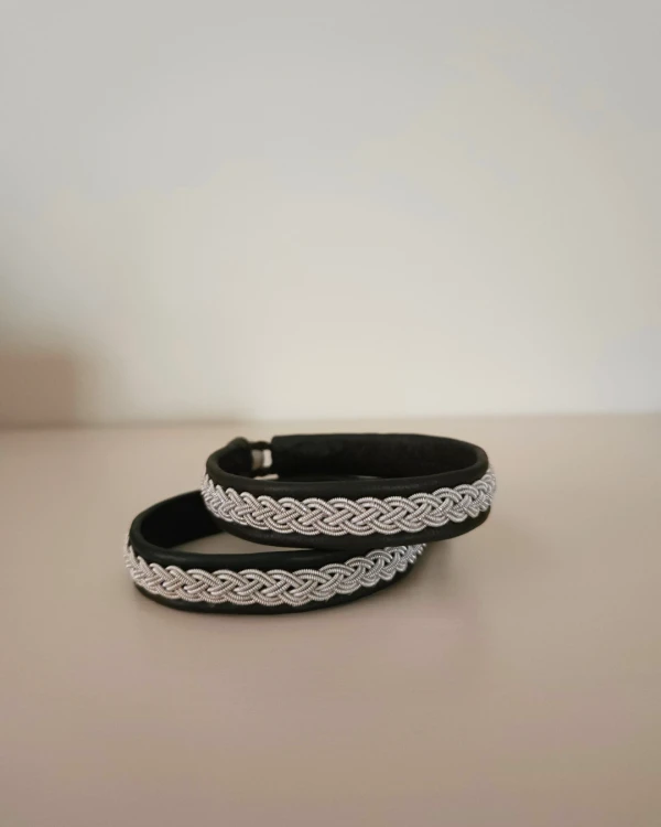 Alternativ vy av Tenntrådsarmband - Vuxen - Mörkbrunt naturgarvat renskinn - Fyrfläta