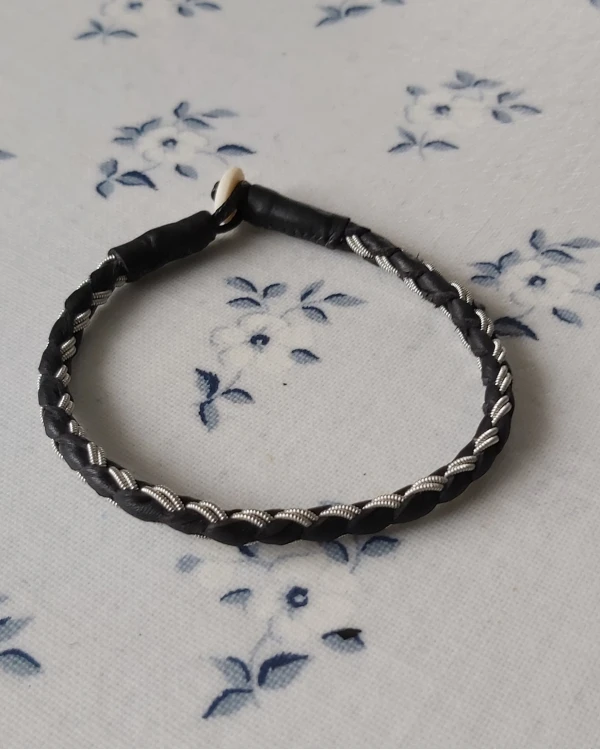Tenntrådsarmband - Vuxen - Svart naturgarvat renskinn - Rundfläta