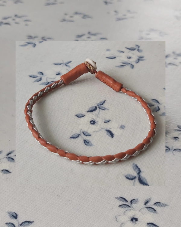 Tenntrådsarmband - Vuxen - Ljusbrunt naturgarvat renskinn - Rundfläta