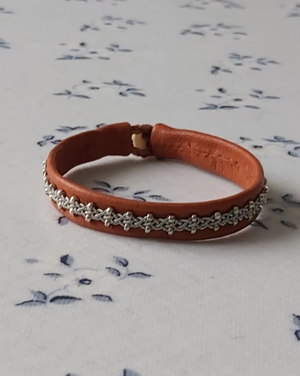Tenntrådsarmband - Vuxen - Ljusbrunt naturgarvat renskinn - Enkelt med silverpärlor