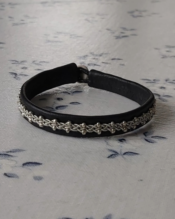 Tenntrådsarmband - Vuxen - Svart naturgarvat renskinn - Enkelt med silverpärlor