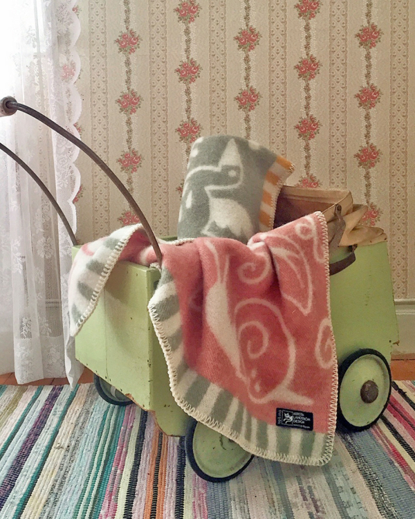 Alternativ vy av Barnfilt LILLA SNIGEL - Rosa - 100 % lammull - Kerstin Landström Design