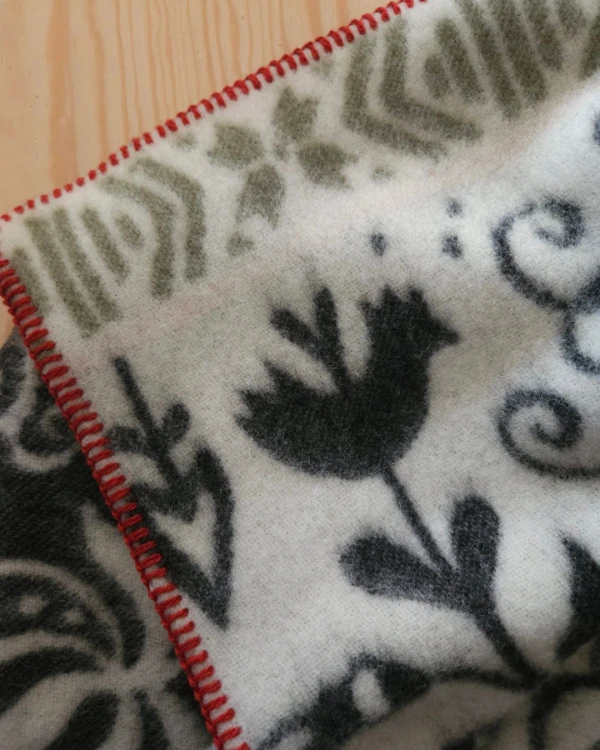 Alternativ vy av Barnfilt DALARNA - Svart/Röd/Grön - 100 % lammull - Kerstin Landström Design