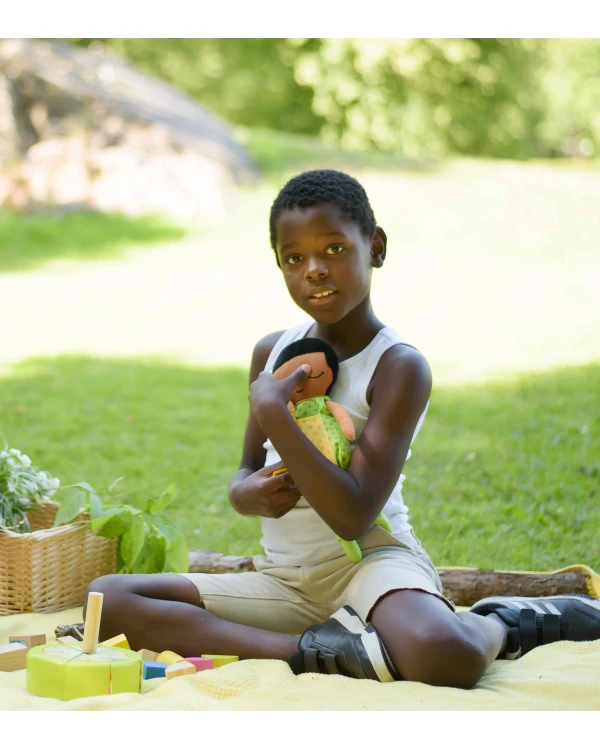 Mjuk docka stoppad med svensk ull - Adil - Watoto arts