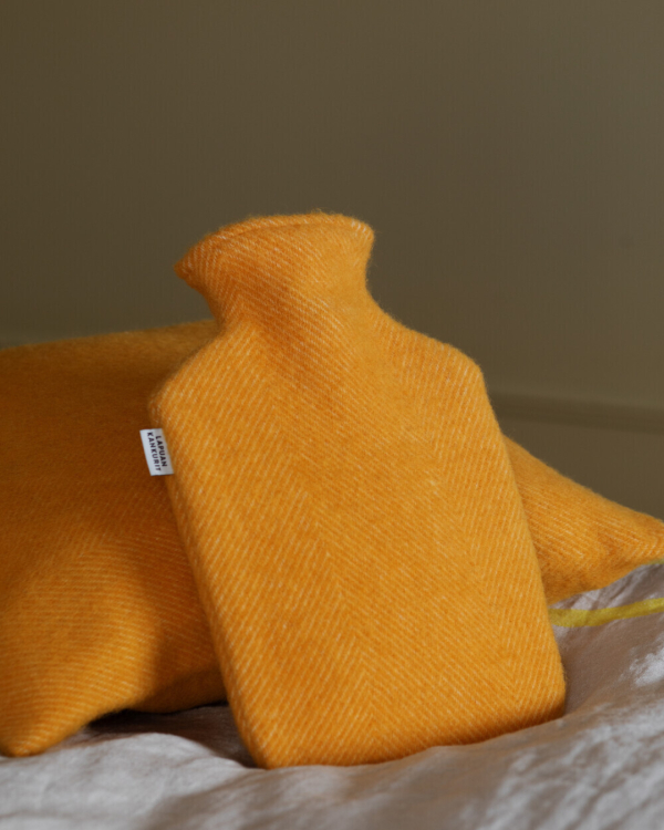 Varmvattenflaska 2 liter - Ullöverdrag - Lapuan Kankurit - Solgul