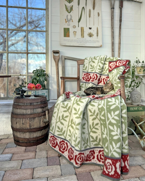 Ullfilt ROSENGÅRD – Grön/Röd - 100 % ekologisk lammull – Kerstin Landström Design