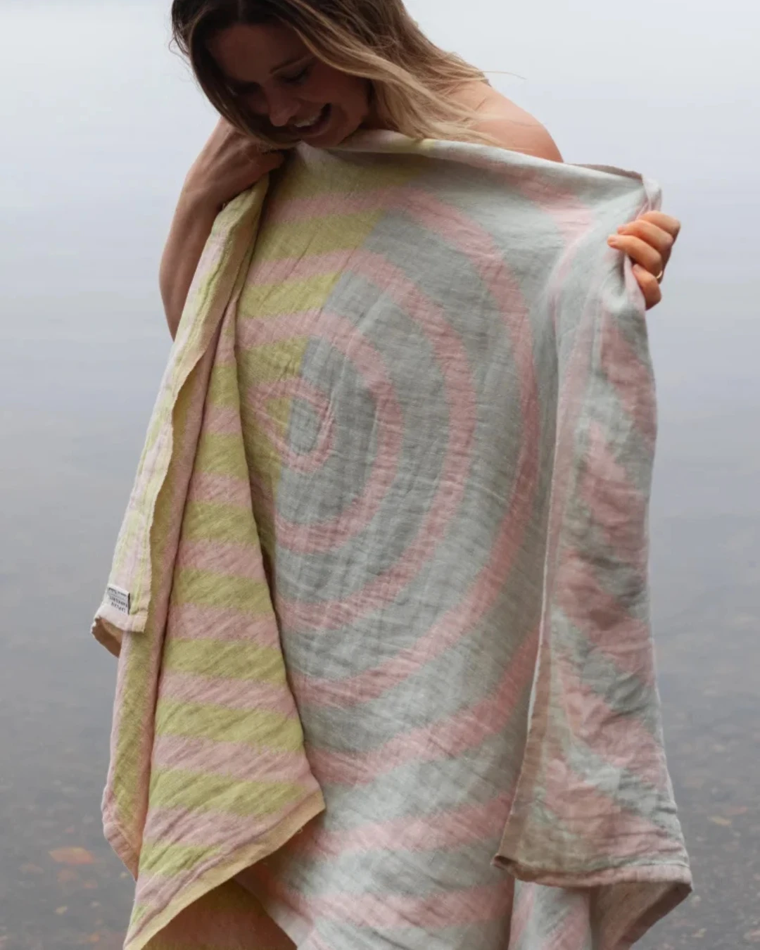 Badhandduk i 100 % lin – 95 × 180 cm – METSÄLAMPI – rosa, grå & lime – Lapuan Kankurit - Bild 3