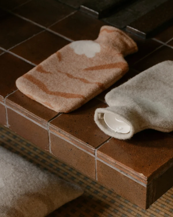 Varmvattenflaska 2 liter - Ullöverdrag - Lapuan Kankurit - Kanel/Vit