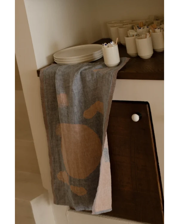 Alternativ vy av Linnehandduk i 100 % lin – 48 × 70 cm – HIETSU – blå & kanel – Lapuan Kankurit