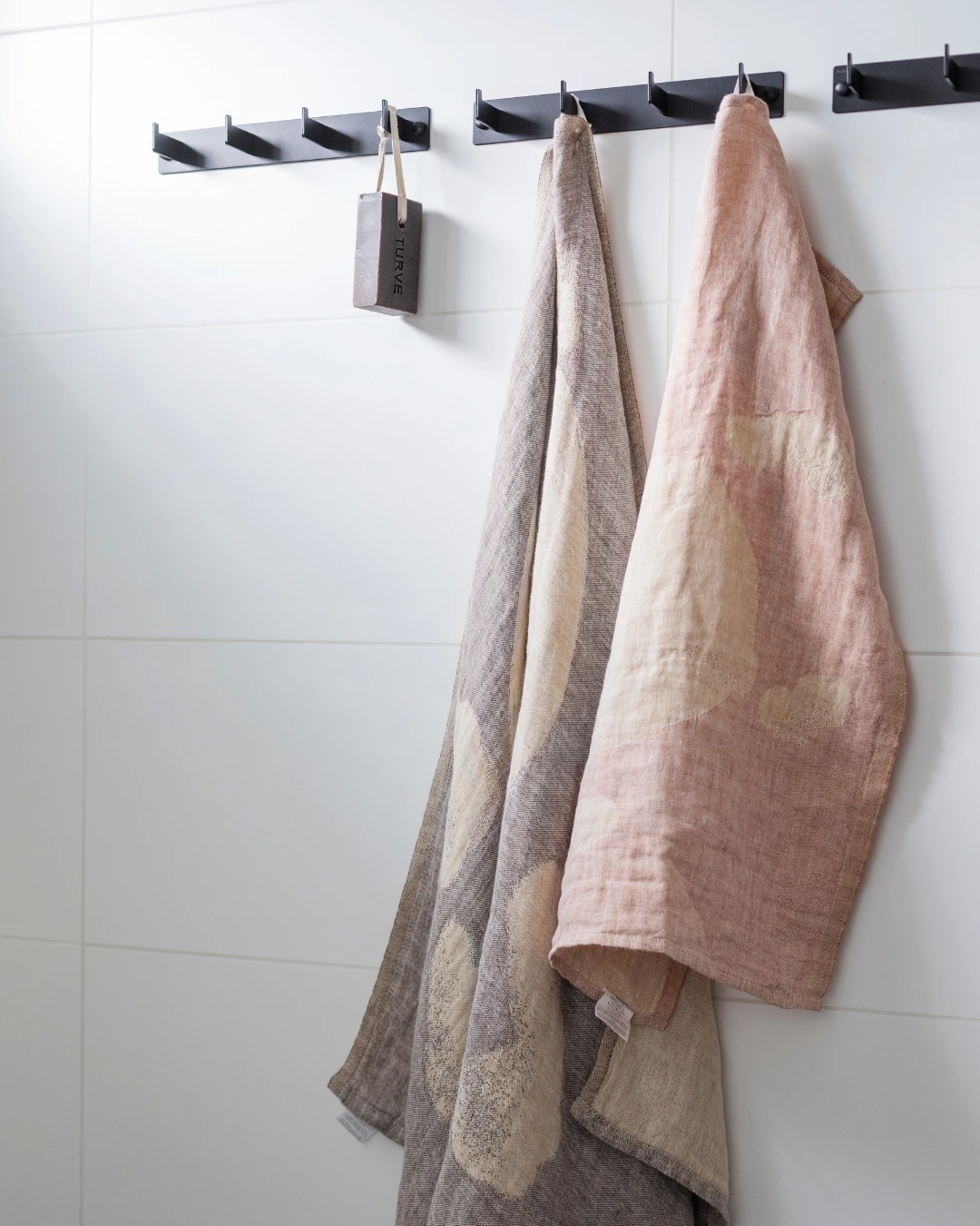 Badhandduk i 100 % lin – 95 × 180 cm – HIETSU – kanel & guld – Lapuan Kankurit - Bild 4