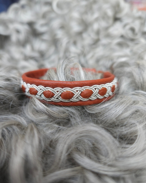 Tenntrådsarmband - Vuxen - Ljusbrunt naturgarvat renskinn - Johan/Johannafläta