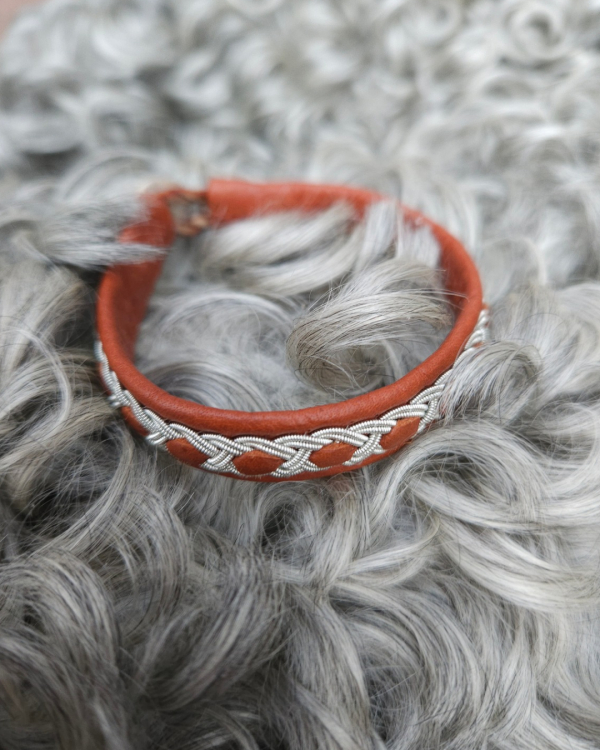 Alternativ vy av Tenntrådsarmband - Vuxen - Ljusbrunt naturgarvat renskinn - Johan/Johannafläta