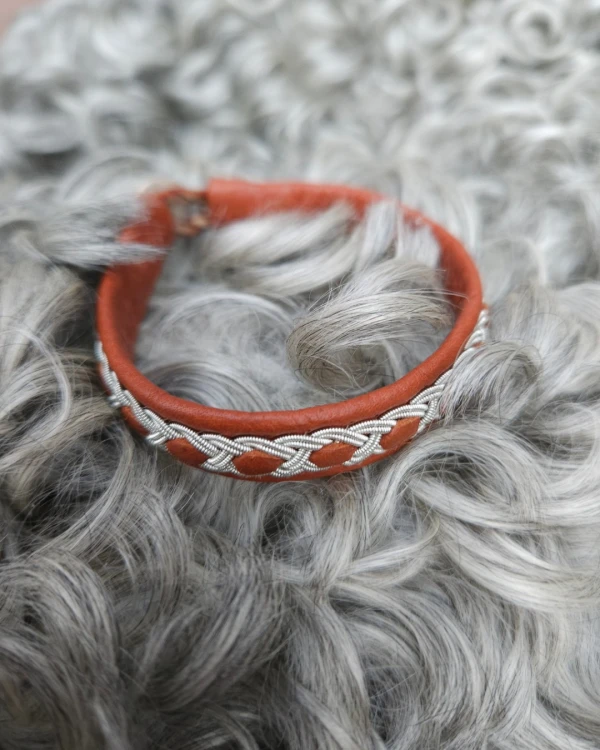 Alternativ vy av Tenntrådsarmband - Vuxen - Ljusbrunt naturgarvat renskinn - Johan/Johannafläta