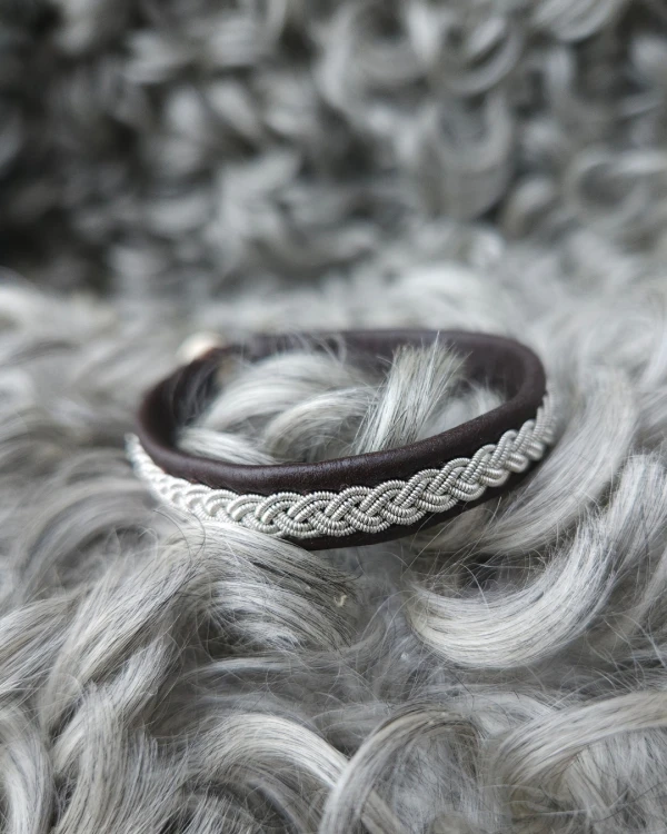 Tenntrådsarmband - Vuxen - Svart naturgarvat renskinn - Trefläta