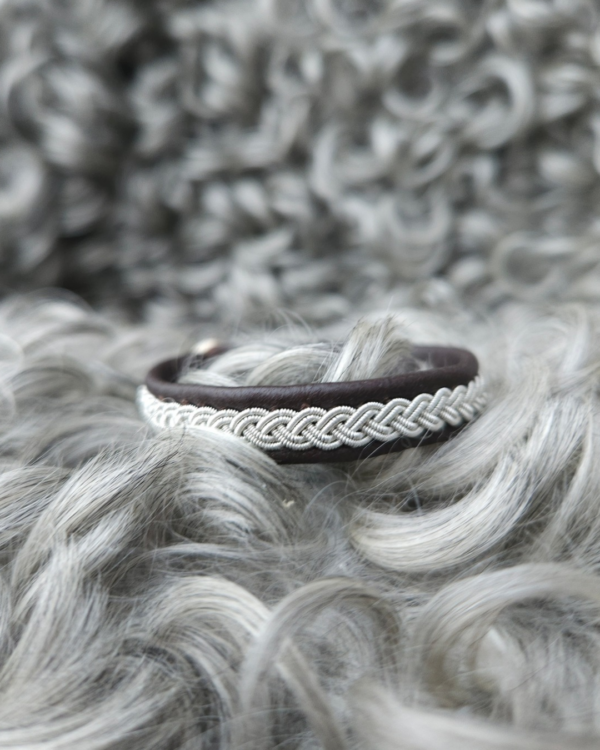 Tenntrådsarmband - Vuxen - Mörkbrunt naturgarvat renskinn - Trefläta