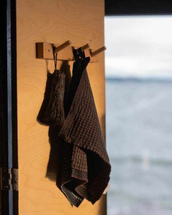 Alternativ vy av Disktrasa/Handduk i tencel, lin & bomull – 25 × 32 cm – MAIJA – svart & brun – Lapuan Kankurit