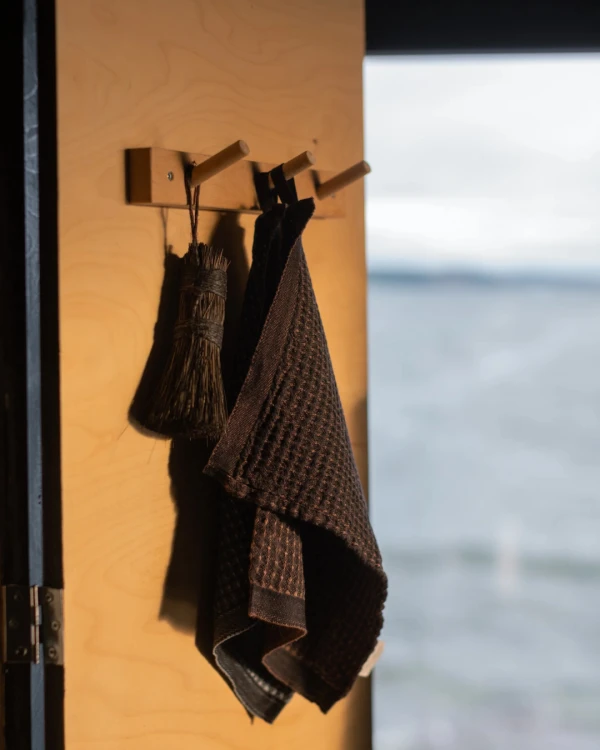 Alternativ vy av Disktrasa/Handduk i tencel, lin & bomull – 25 × 32 cm – MAIJA – svart & brun – Lapuan Kankurit