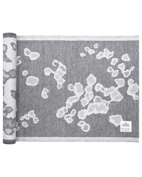 Bastulavduk 46 x 150 cm – SAIMAANNORPPA – Vit & grå – Lapuan Kankurit