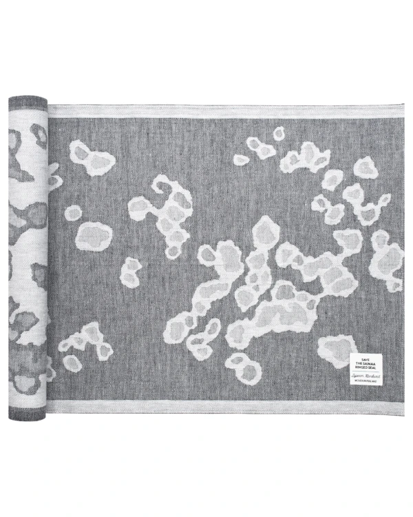 Bastulavduk 46 x 150 cm – SAIMAANNORPPA – Vit & grå – Lapuan Kankurit