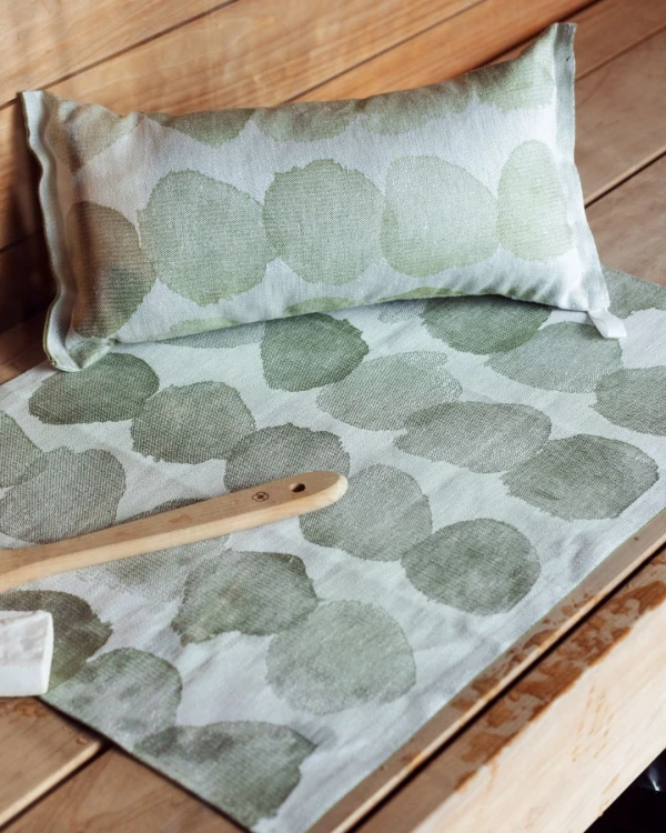 Alternativ vy av Bastulavduk 46 x 150 cm - SADE - Vit & oliv - Lapuan Kankurit