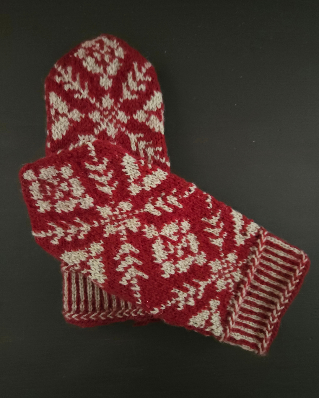 Handstickade vantar - mönstrade - 100 % ull - Bordeaux/Beige