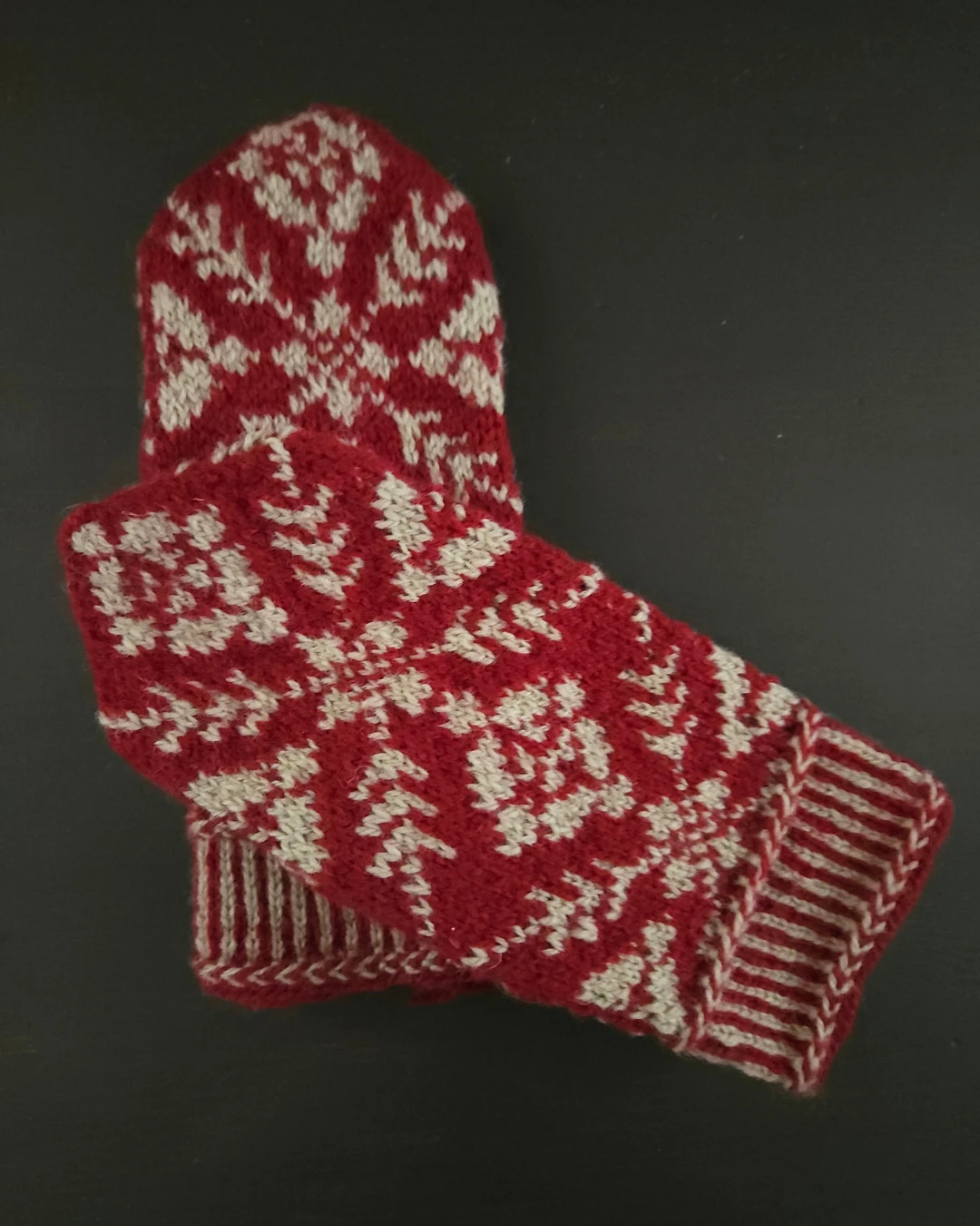 Handstickade vantar - mönstrade - 100 % ull - Bordeaux/Beige